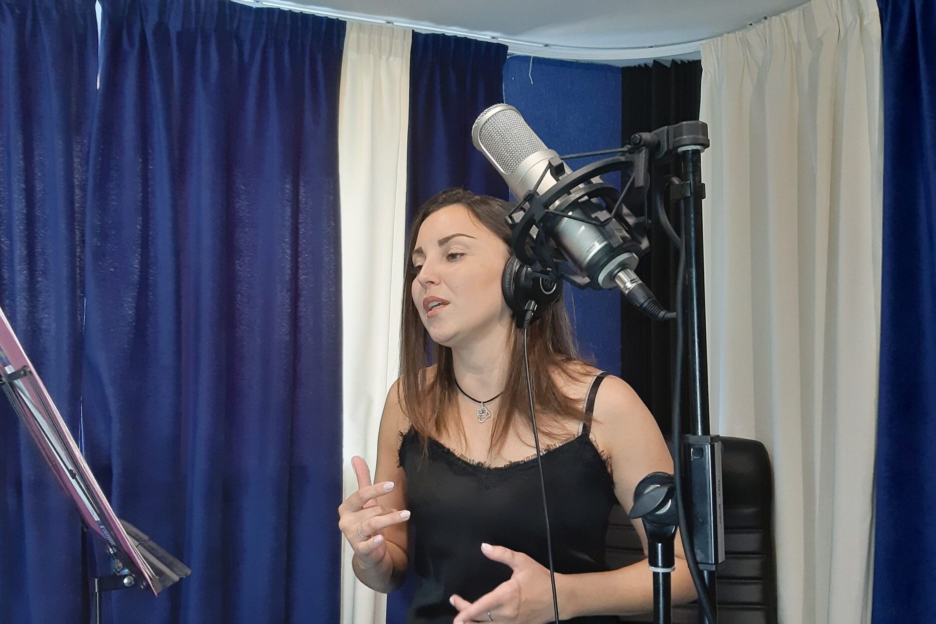 Сесія запису вокалу у студії